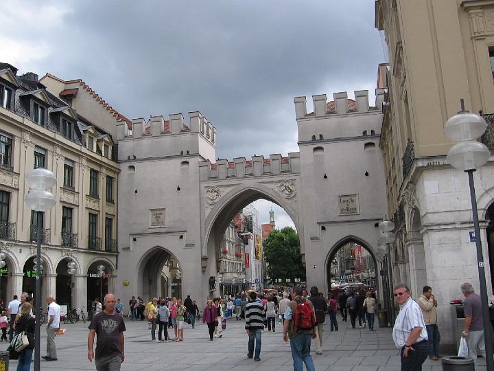 Muenchen 011.jpg - Aus der Zeit der Gotik dagegen haben sich neben der Peterskirche viele Bauwerke erhalten. Von der einstigen Stadtbefestigung stammen das Isartor, das Sendlinger Tor, das Karlstor und der Löwenturm am Rindermarkt.